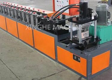 China Automatische hydraulische galvanisierte kalter Stahl-Geschäfts-Latten-Rollen-Fensterladen-Tür-Rolle, die Maschine bildet fournisseur